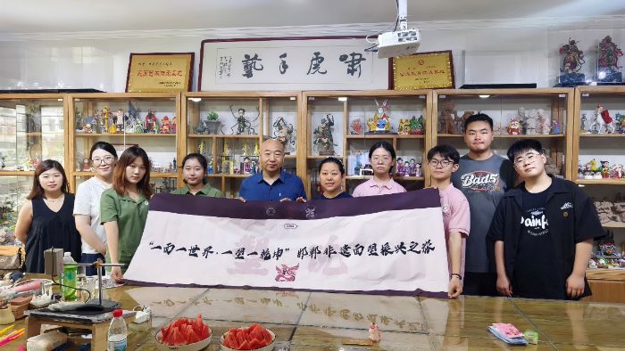 “塑說”實踐團與邯鄲市面塑非遺傳承人李春芳老師合影