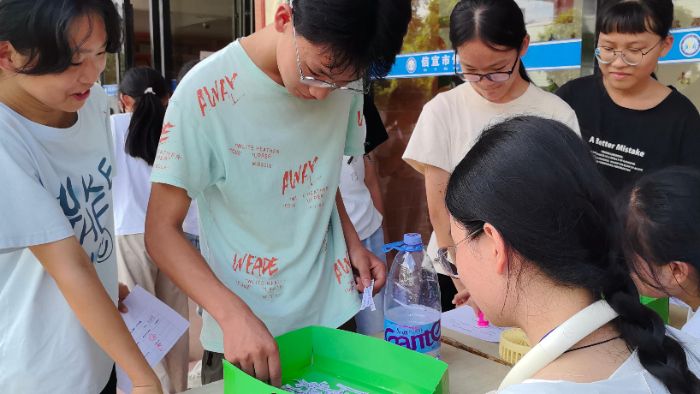 學生進行古詩詞拼圖